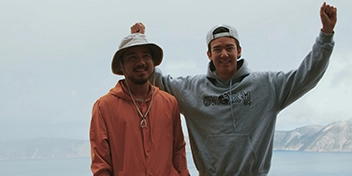 Deux jeunes hommes souriants posant en pleine nature, image illustrant l’envie de lancer un projet pour l’eau