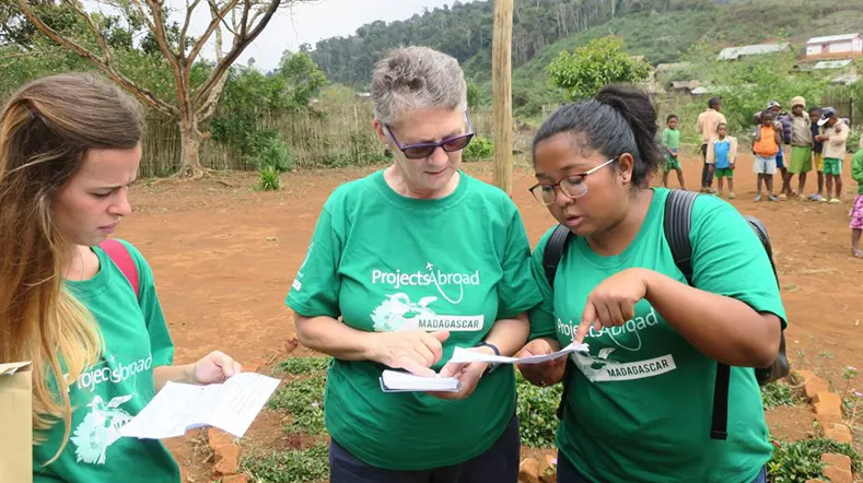 Équipe de terrain coordonnant les étapes du projet de création d’un puits dans un village